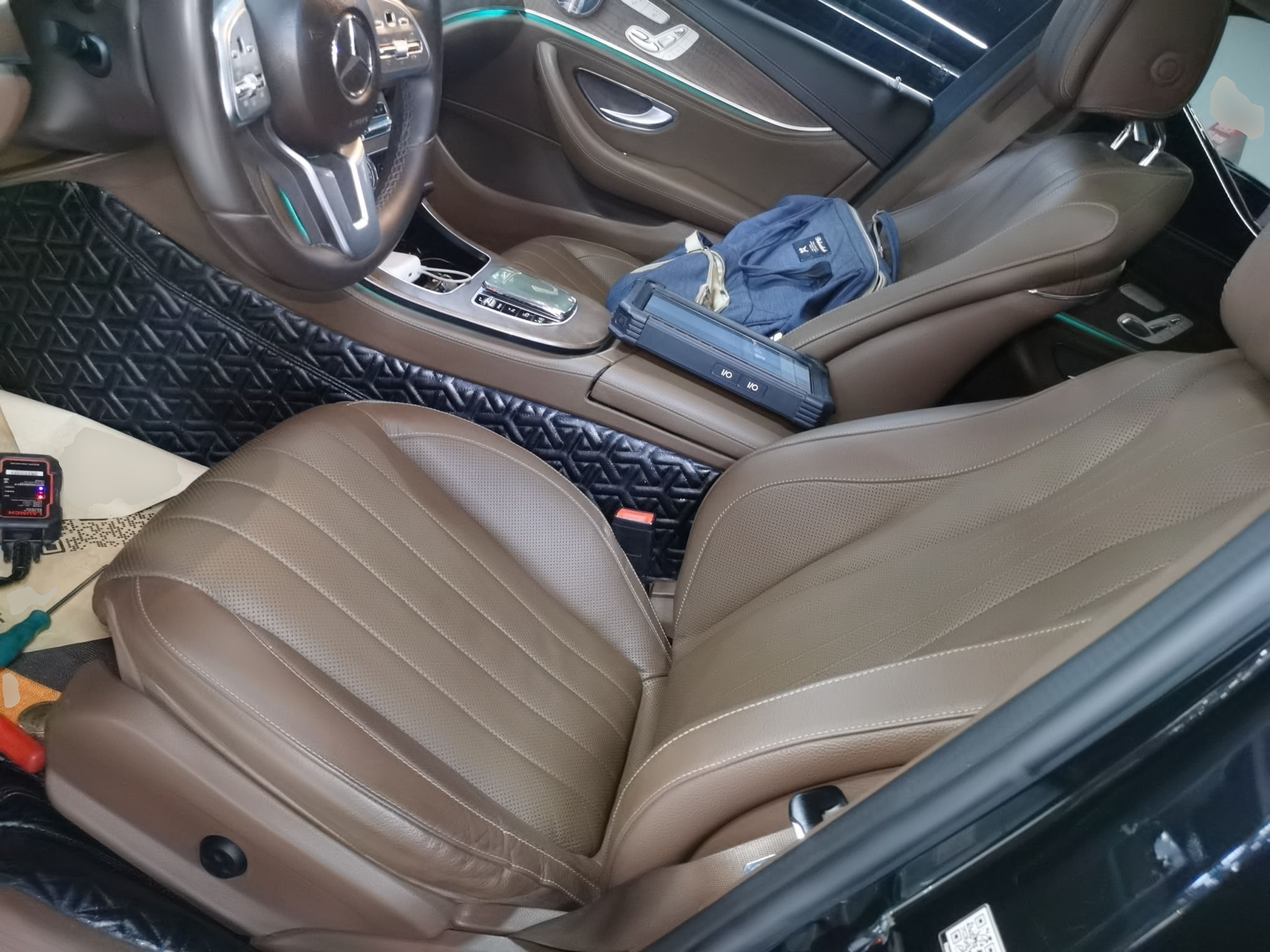 المقاعد الأمامية داخل السيارة