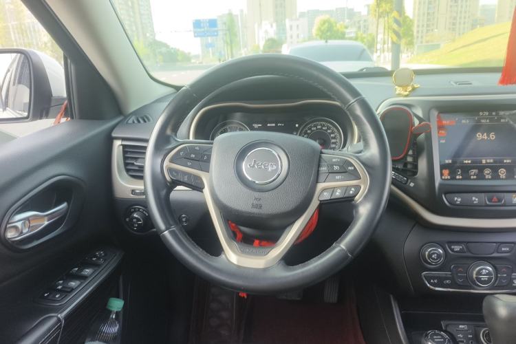 Used Jeep Cherokee 2014 2.4L Luxury Edition Steering Wheel