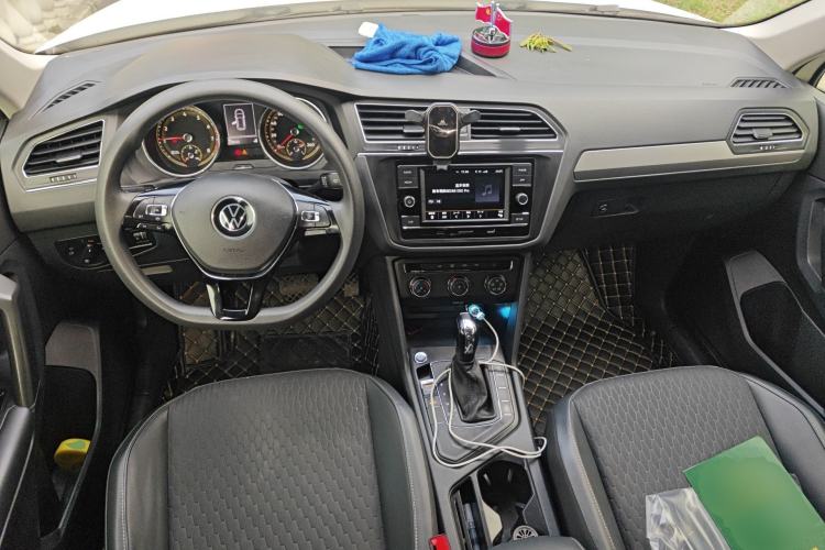 Used Volkswagen Tiguan L 2020 330TSI Automatic Two-Wheel Drive Luxury Edition China VI Standard Center Console