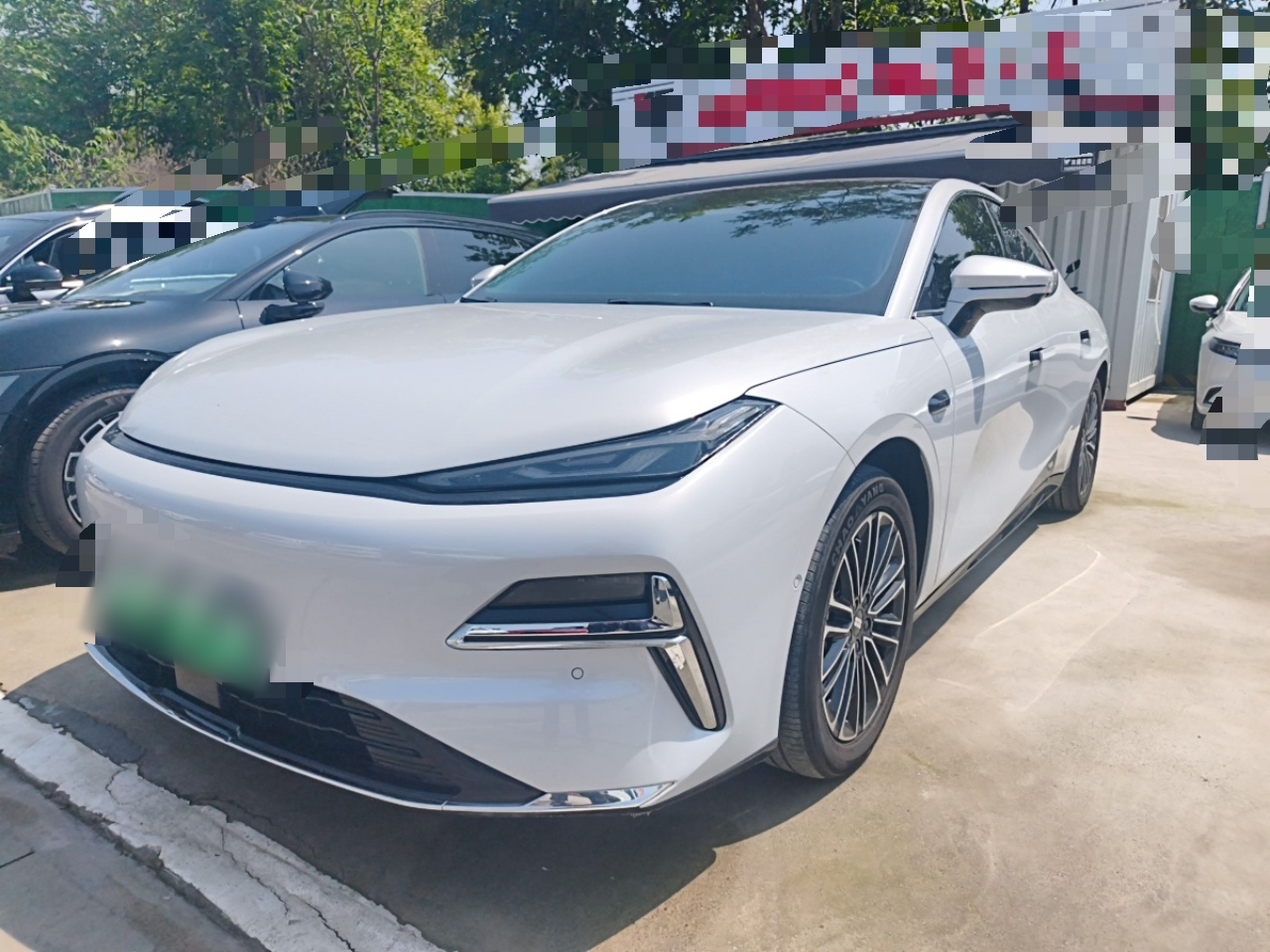 Под передней частью автомобиля