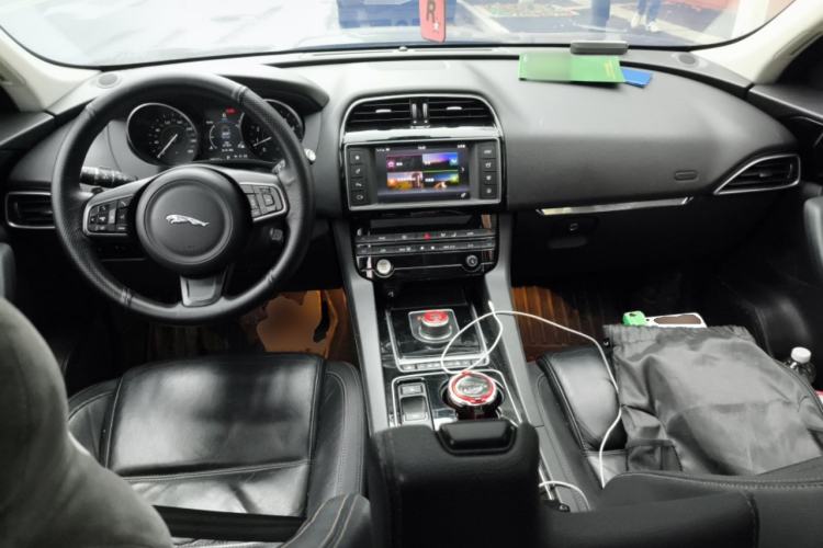 Used Jaguar F-PACE 2016 2.0T Two-Wheel Drive Urban Luxury Edition Center Console