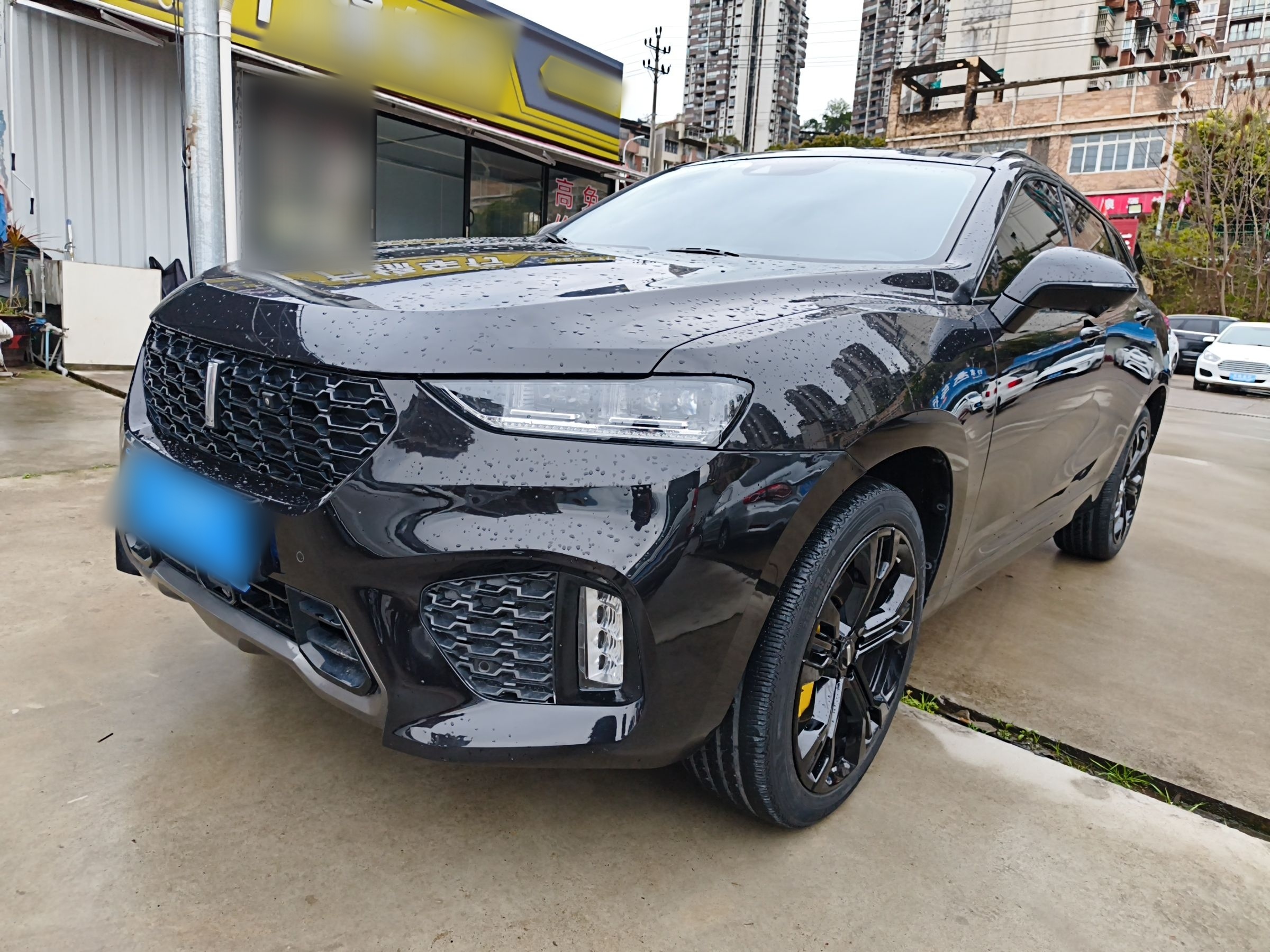 تحت مقدمة السيارة