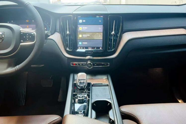 Used Volvo XC60 2022 B5 4x4 Smart Luxury Edition Interior 3