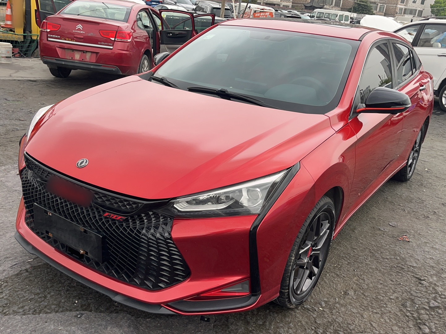 Под передней частью автомобиля