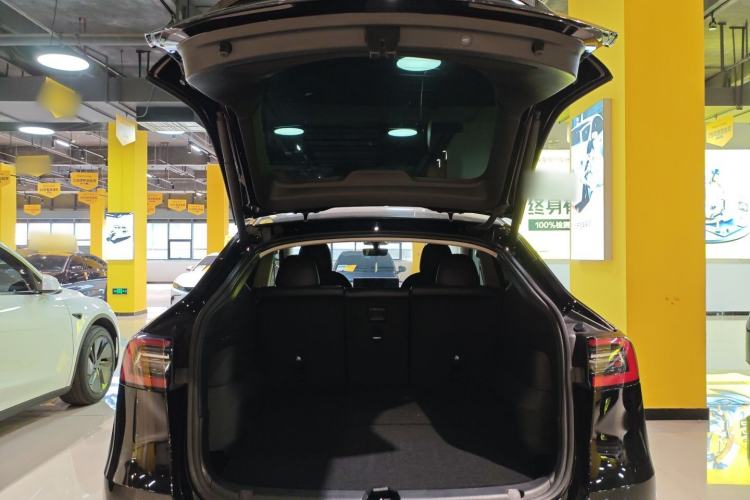 Used Tesla Model Y 2022 Long-Range All-Wheel-Drive Version Trunk