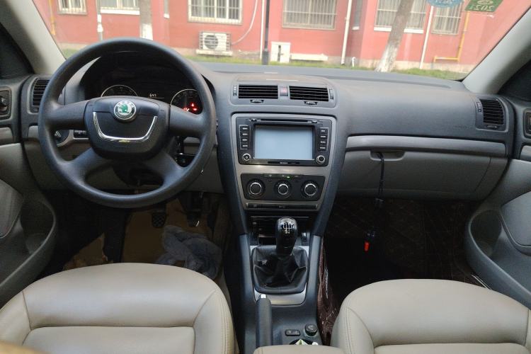 Used Skoda Octavia 2012 1.6L Manual Yijie Edition Center Console