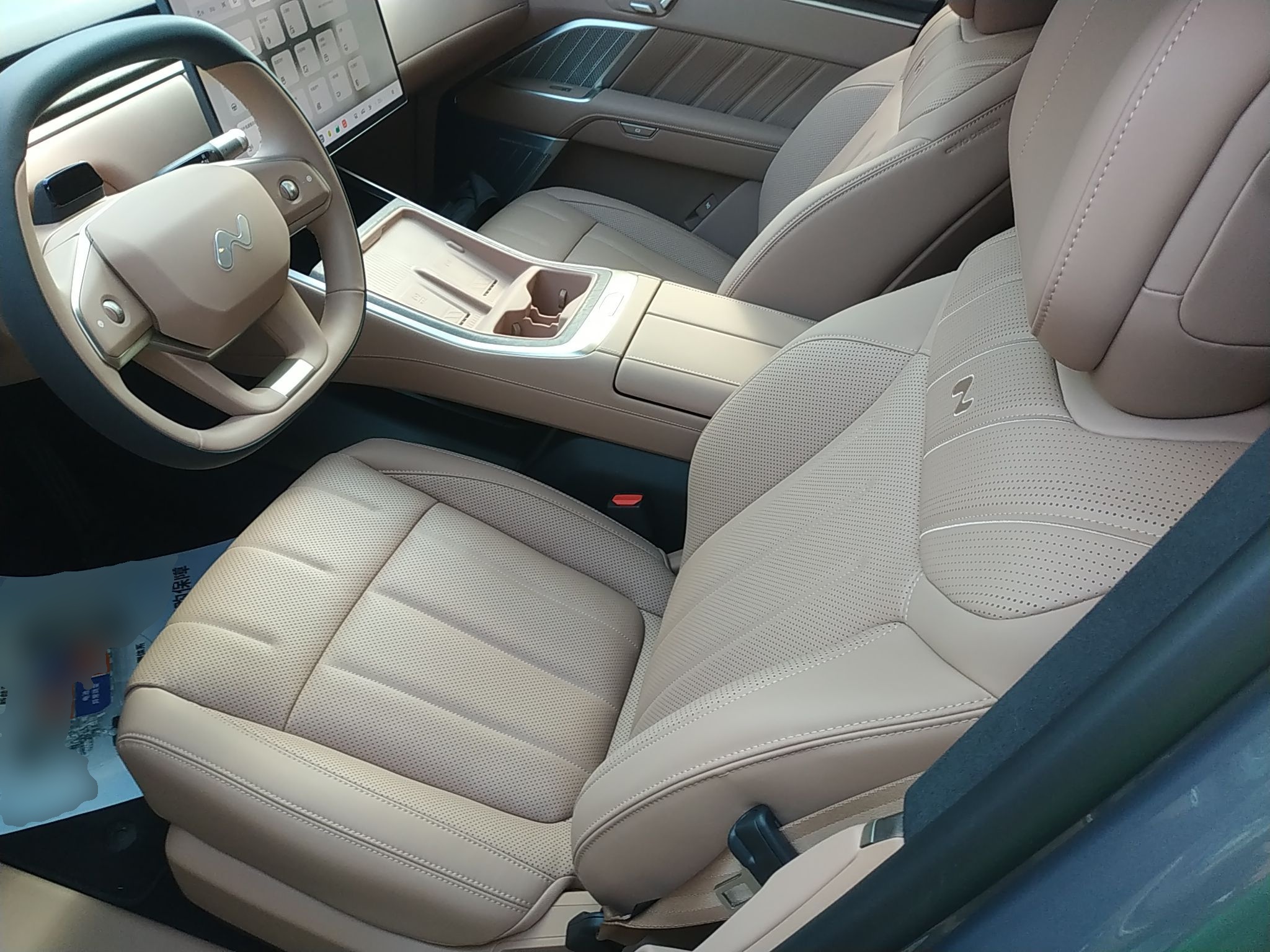 المقاعد الأمامية داخل السيارة