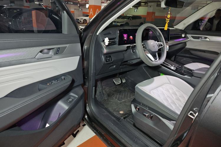 Used Volkswagen Tavendor 2024 380TSI All-Wheel-Drive R-Line Cruise Premium Edition Driver Seat