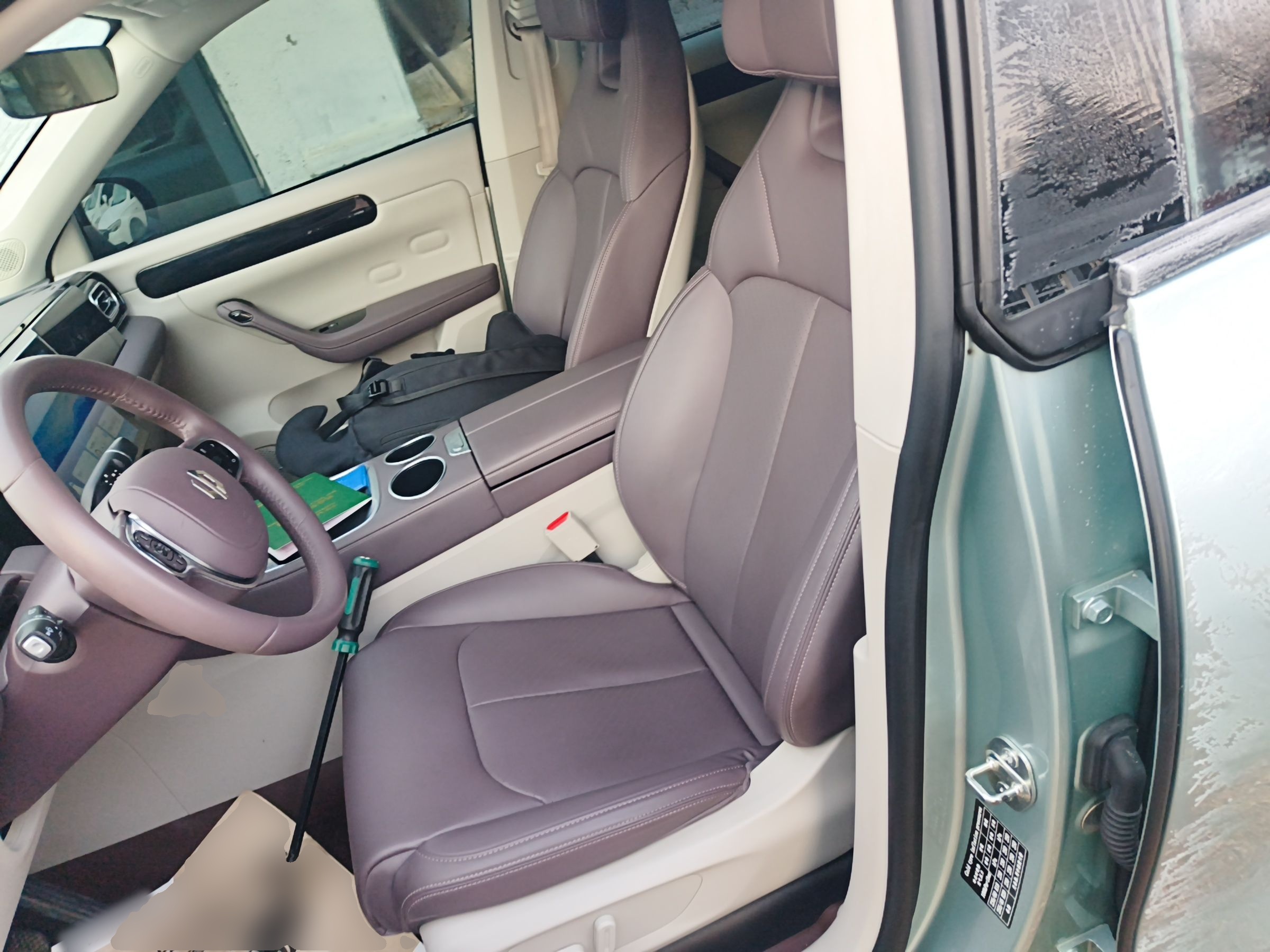 المقاعد الأمامية داخل السيارة