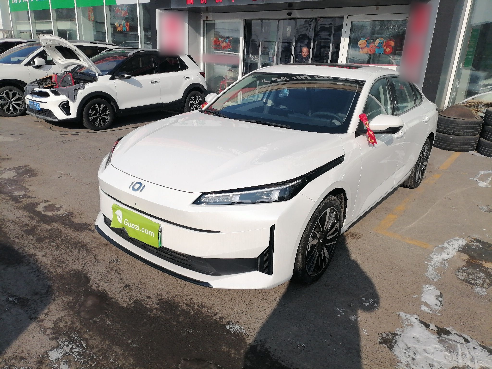 تحت مقدمة السيارة