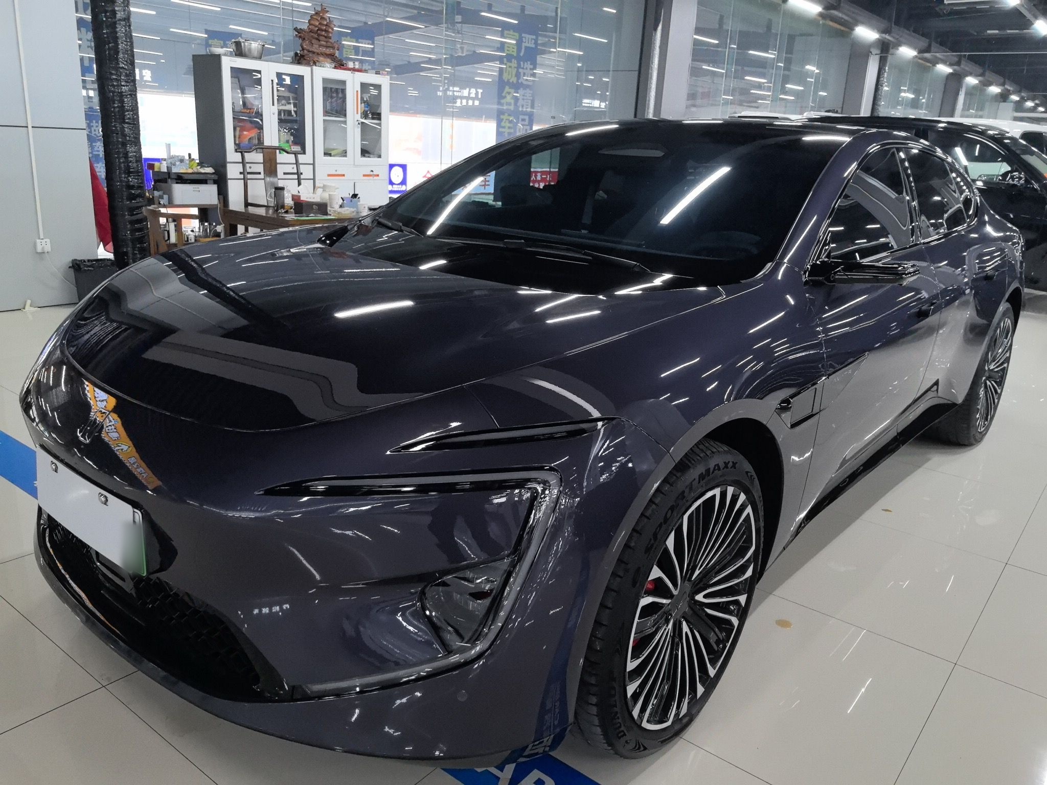 Под передней частью автомобиля