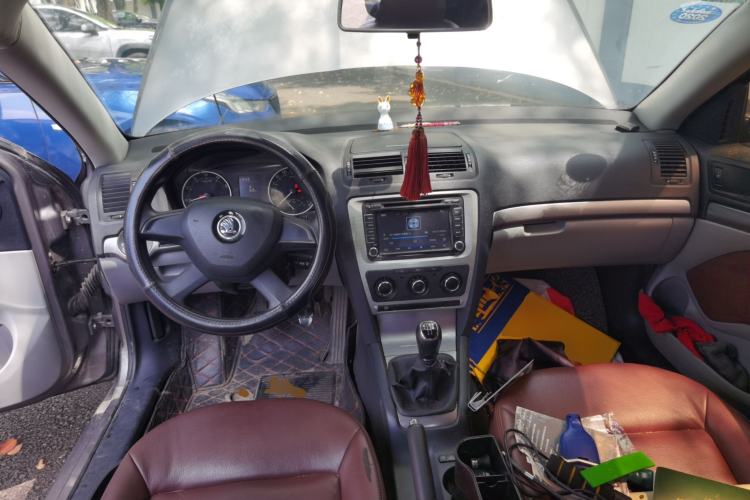 Used Skoda Octavia 2015 Classic Model 1.6L Manual Eado Version Center Console