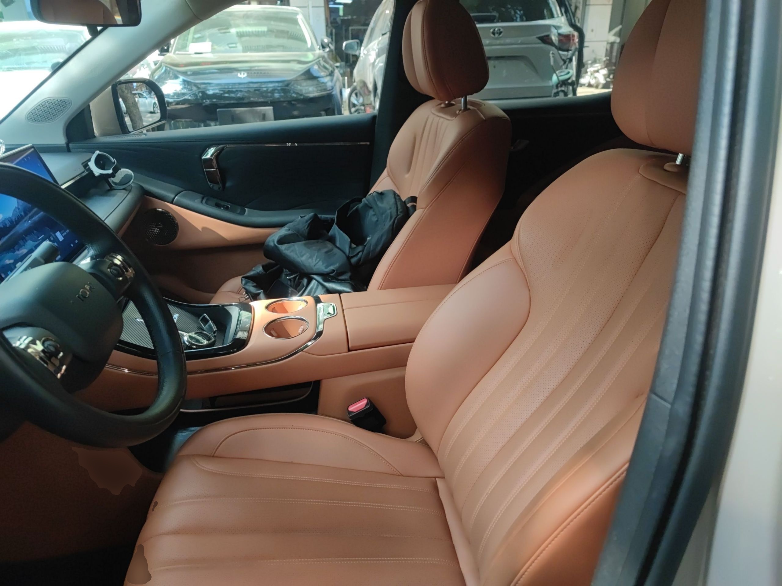 المقاعد الأمامية داخل السيارة