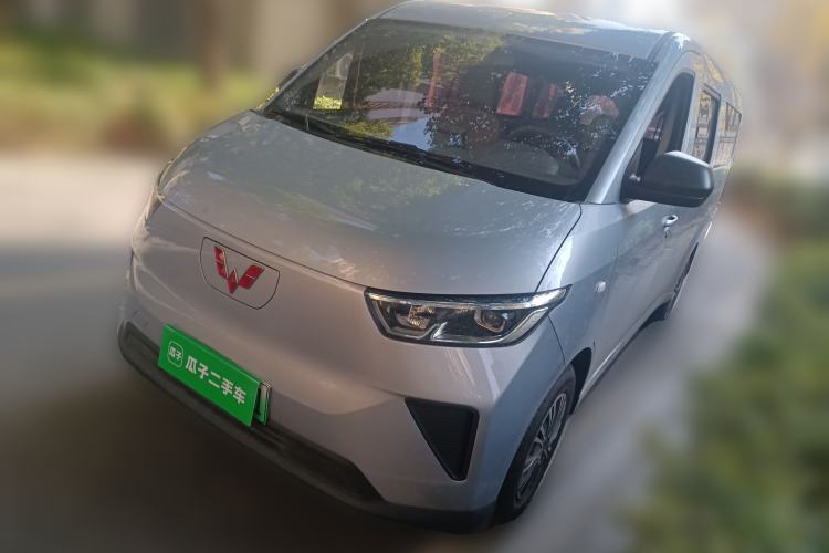 Used Wuling Yangguang 2024 300KM Comfort Version Passenger Van 75kW