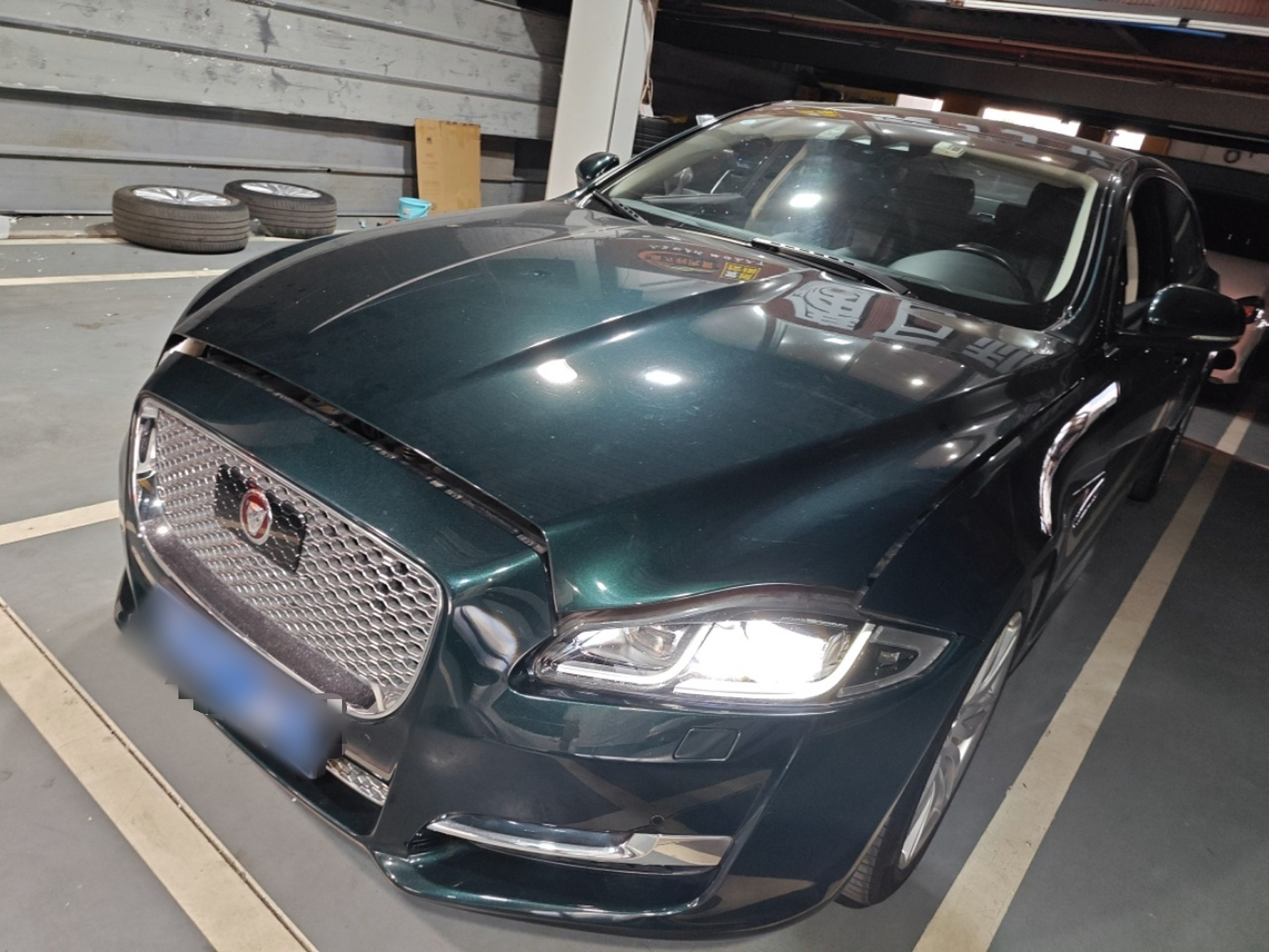 تحت مقدمة السيارة