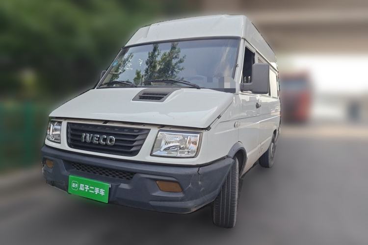 Used Iveco Daily 2020 2.5T A35 Passenger Van Single-Tire Mid-Roof Design 5-9 Seats with Sliding Side Door Meeting China V Emission Standards