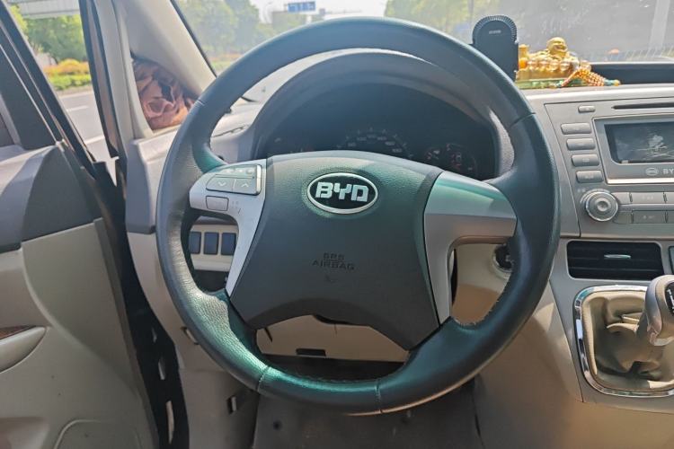 Used BYD M6 2013 2.0L Manual Comfort Edition
