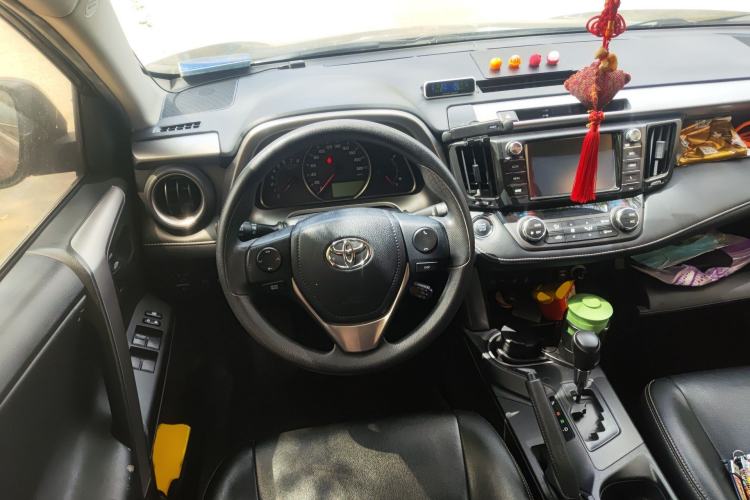 Used Toyota RAV4 2016 2.0L CVT Two-Wheel Drive Fashion Edition China V Standard
