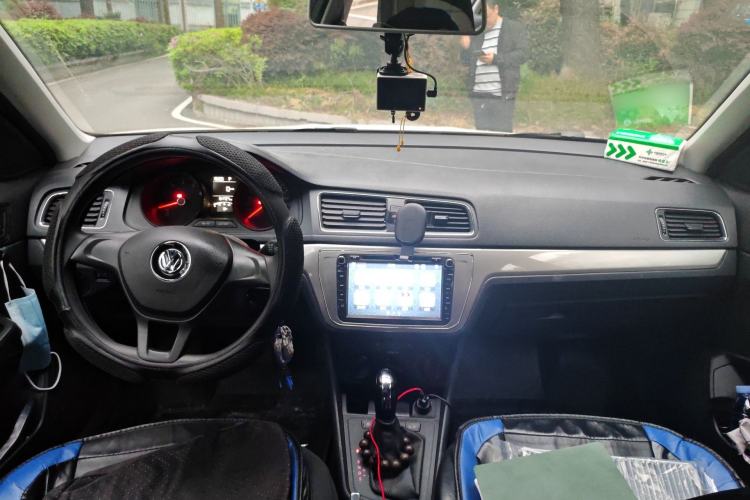 Used Volkswagen Lavida 2015 1.6L Automatic Fashion Edition Center Console