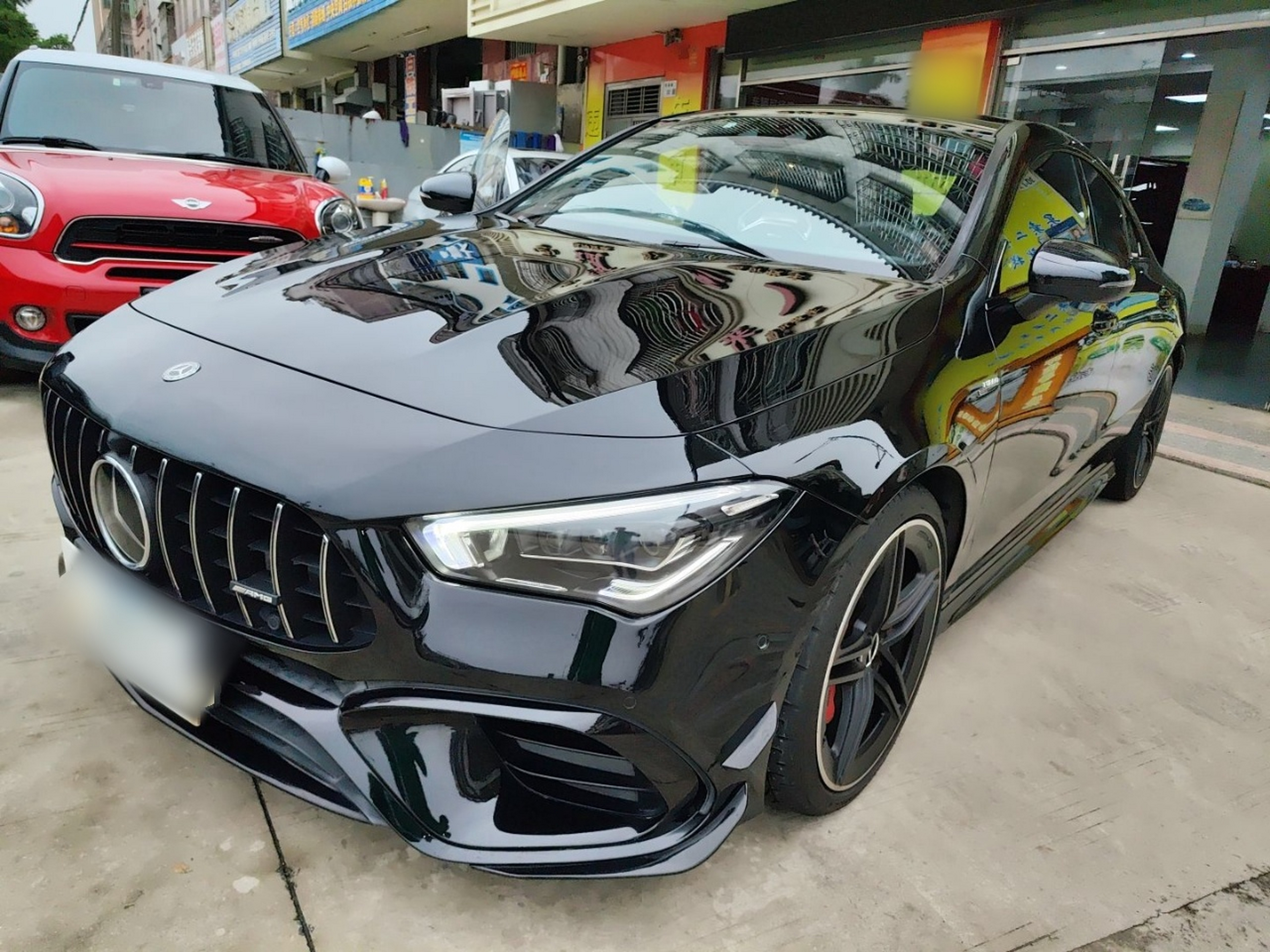 تحت مقدمة السيارة