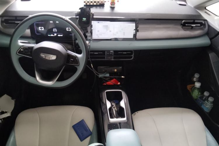 Used Geometry E Firefly 2024 401 km Fluorescent Center Console