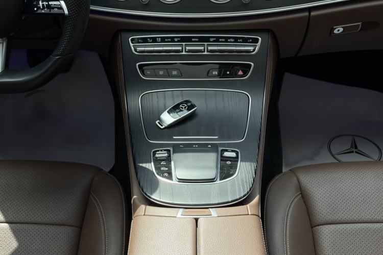 Used Mercedes-Benz E-Class 2022 Revised Version E 300 L Sporty and Stylish Edition Interior 4