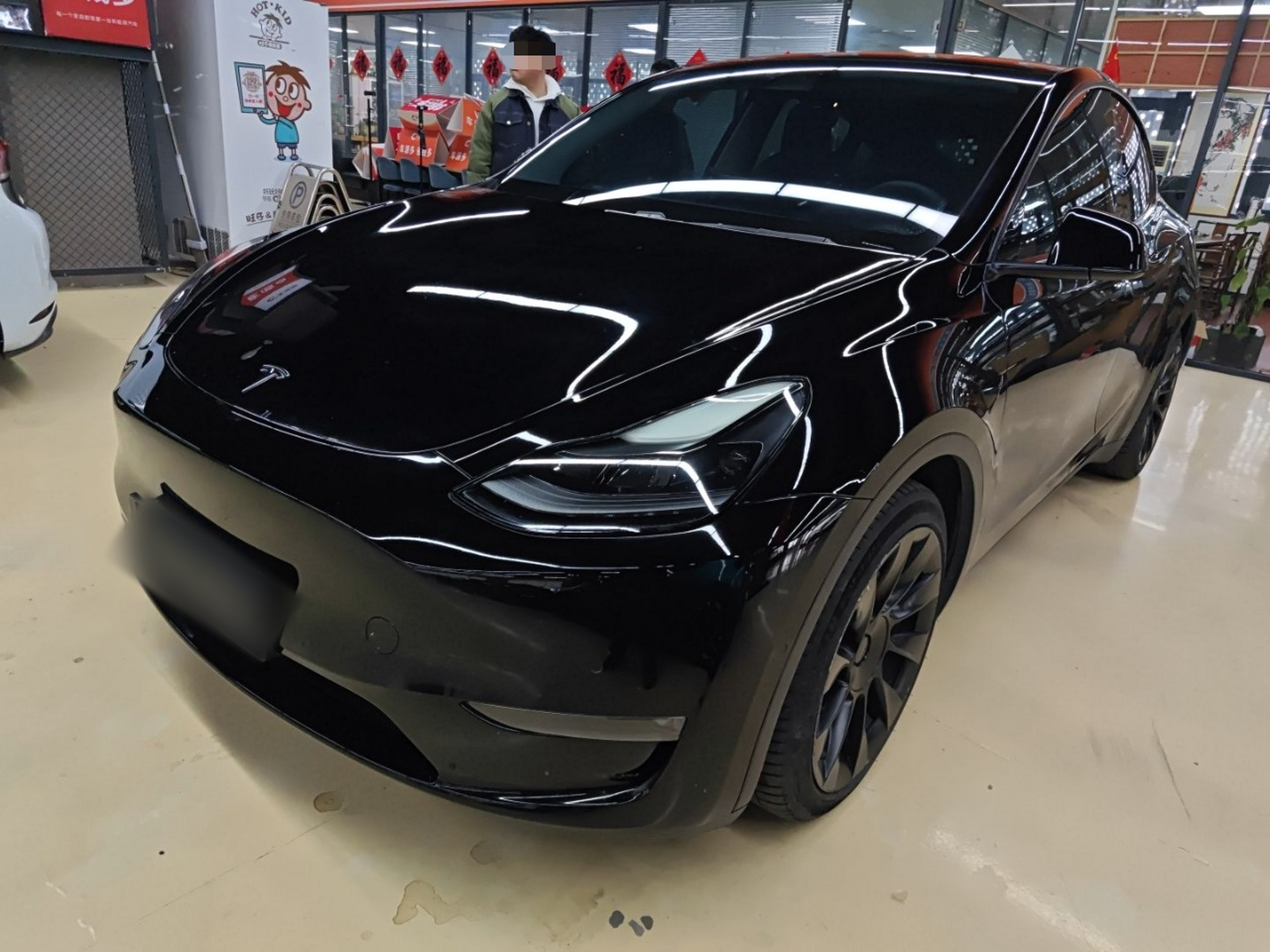 تحت مقدمة السيارة