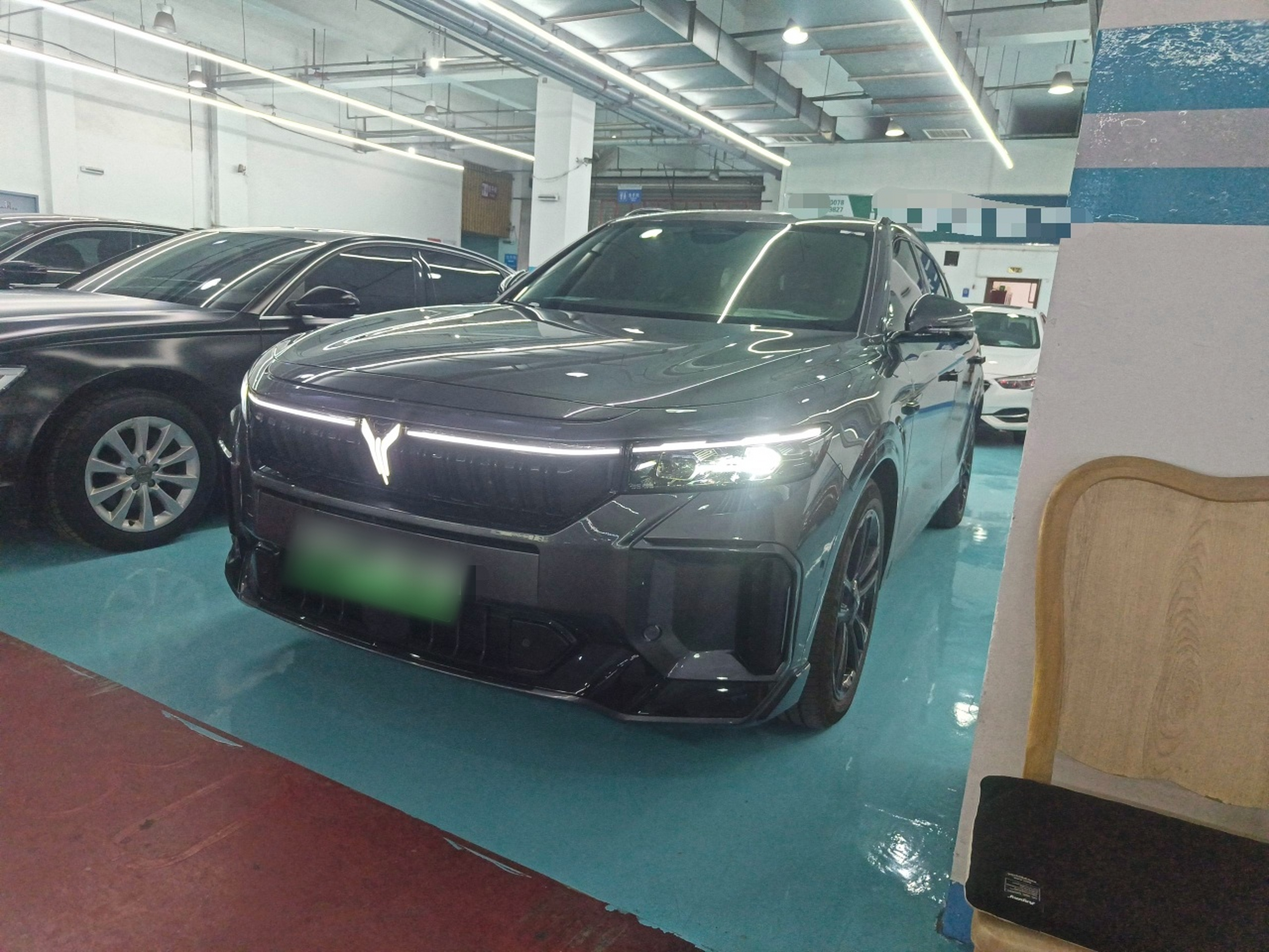 Под передней частью автомобиля