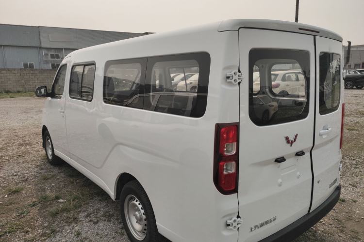 Used Wuling Yangguang 2024 300KM Comfort Version Passenger Van 75kW
