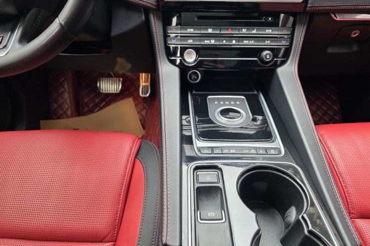 Used Jaguar F-PACE 2016 3.0 SC Four-Wheel Drive R-Sport Sport Edition Interior 4