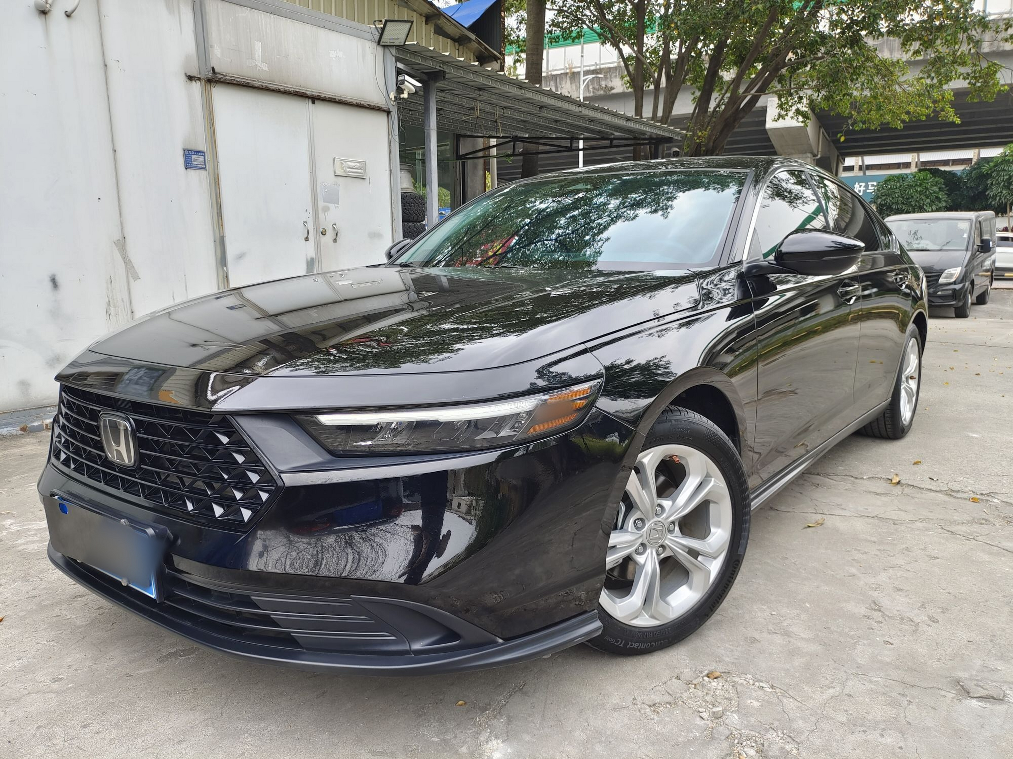 Под передней частью автомобиля
