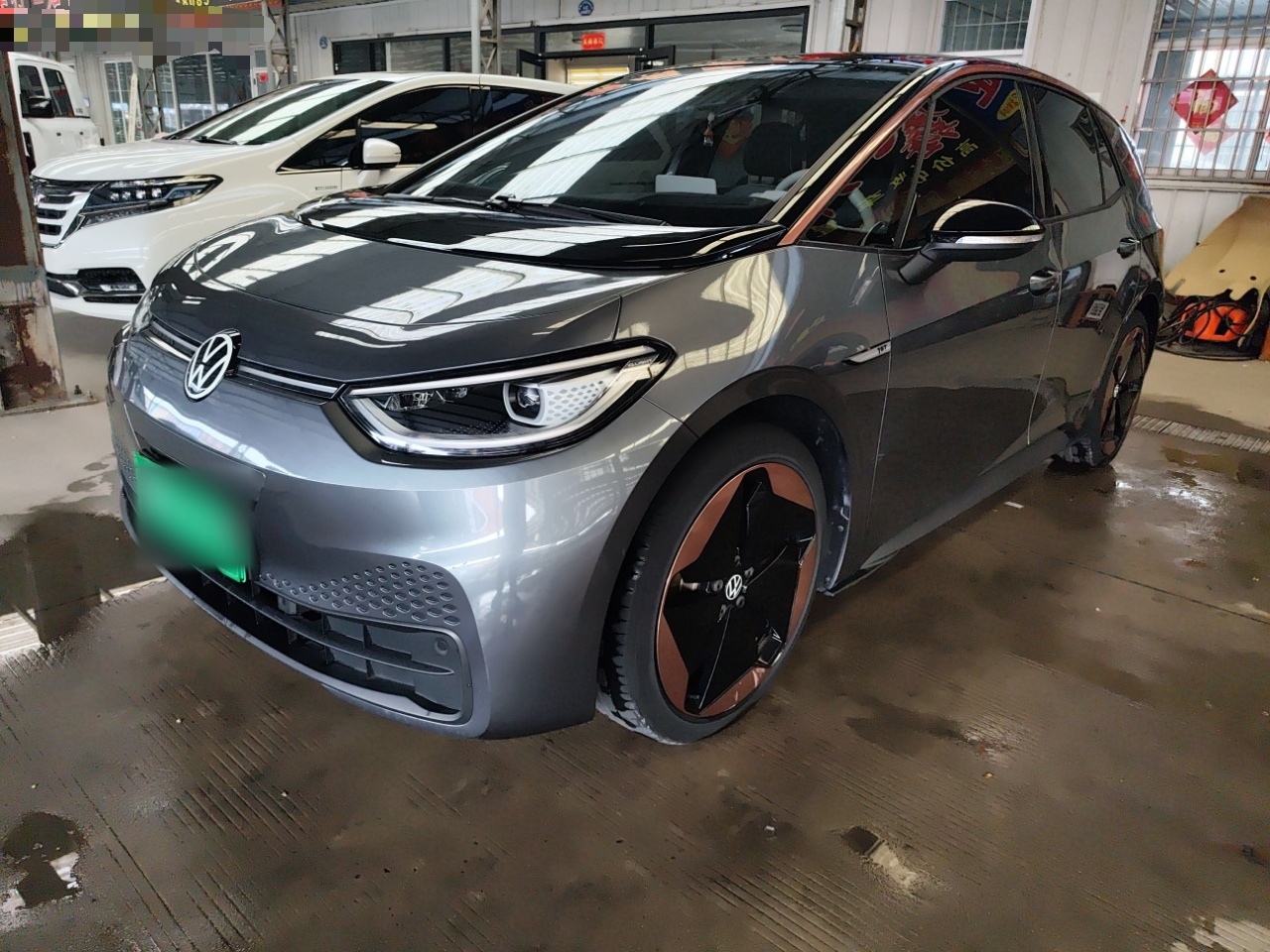 Под передней частью автомобиля