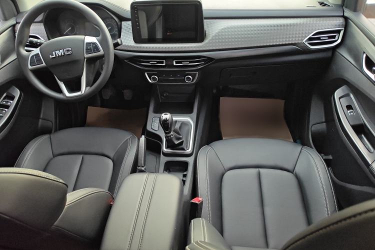 Used JMC Baodian 2023 2.5T Diesel Two-Wheel Drive Comfort Edition Flat-Base Cargo Bed Long Wheelbase JX4D25A6L Center Console