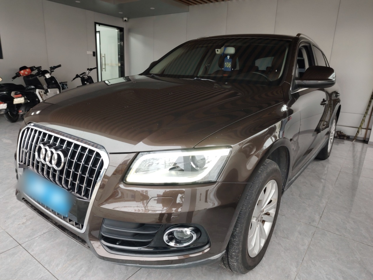 تحت مقدمة السيارة