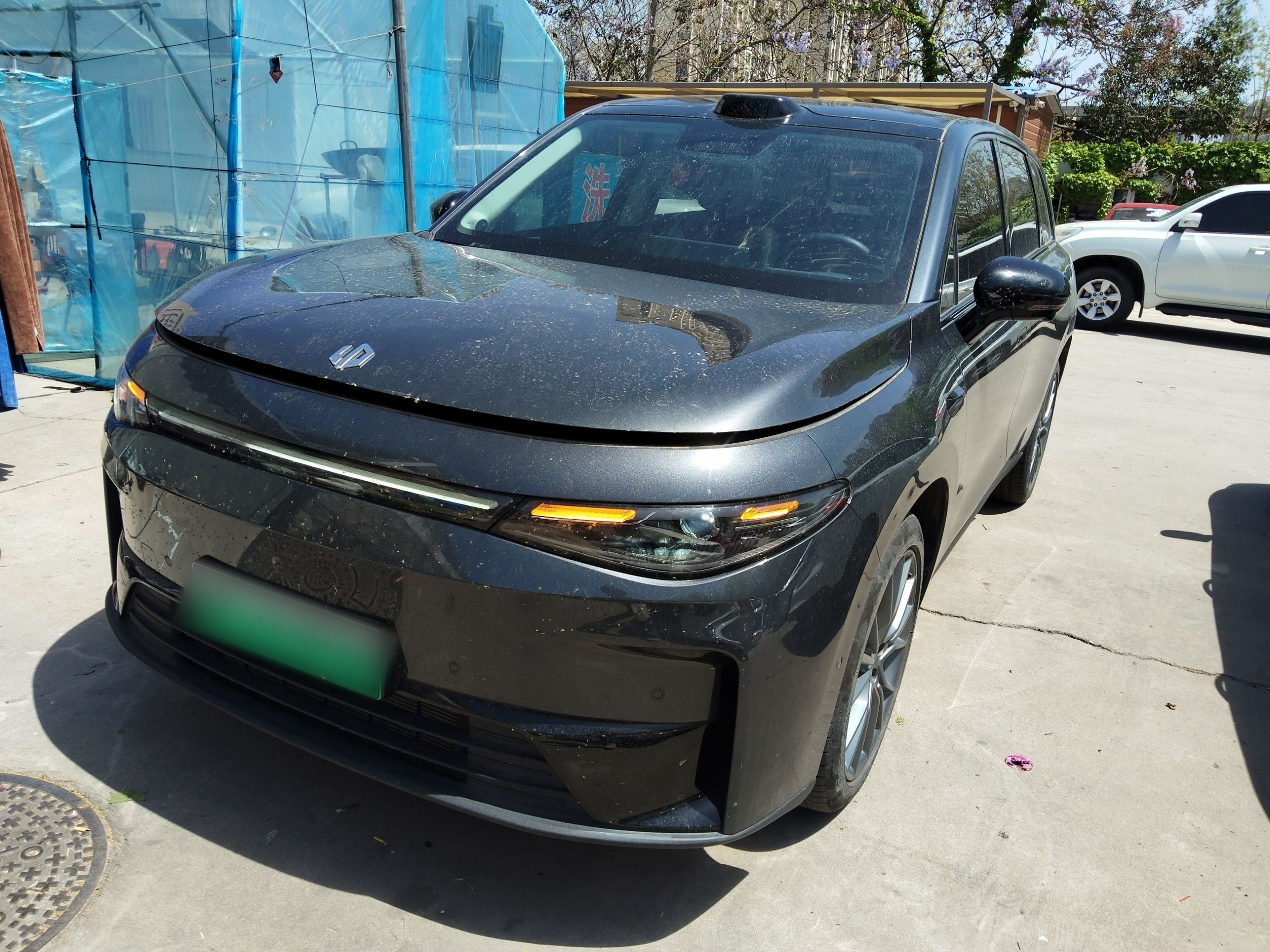 Под передней частью автомобиля