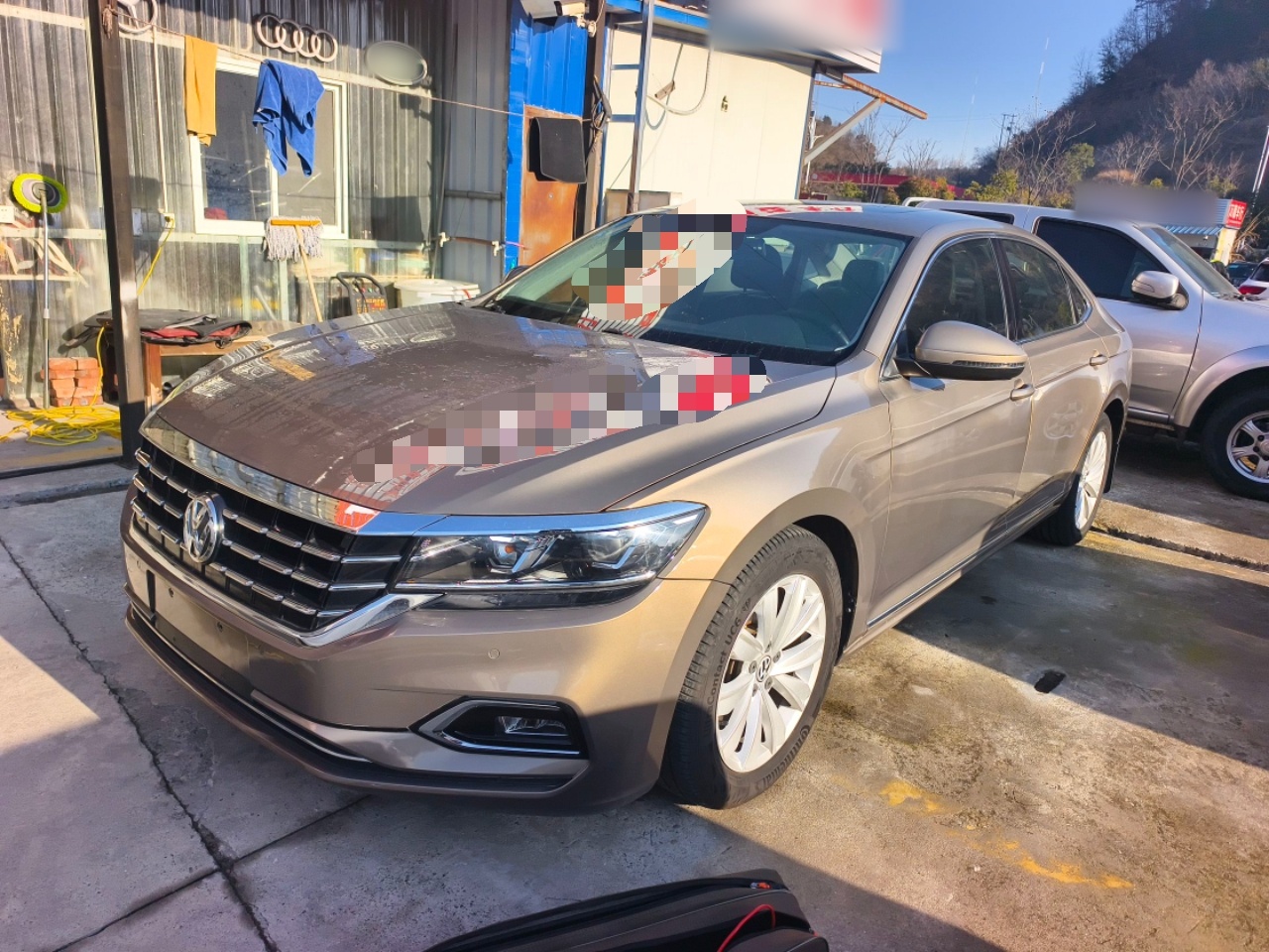 تحت مقدمة السيارة