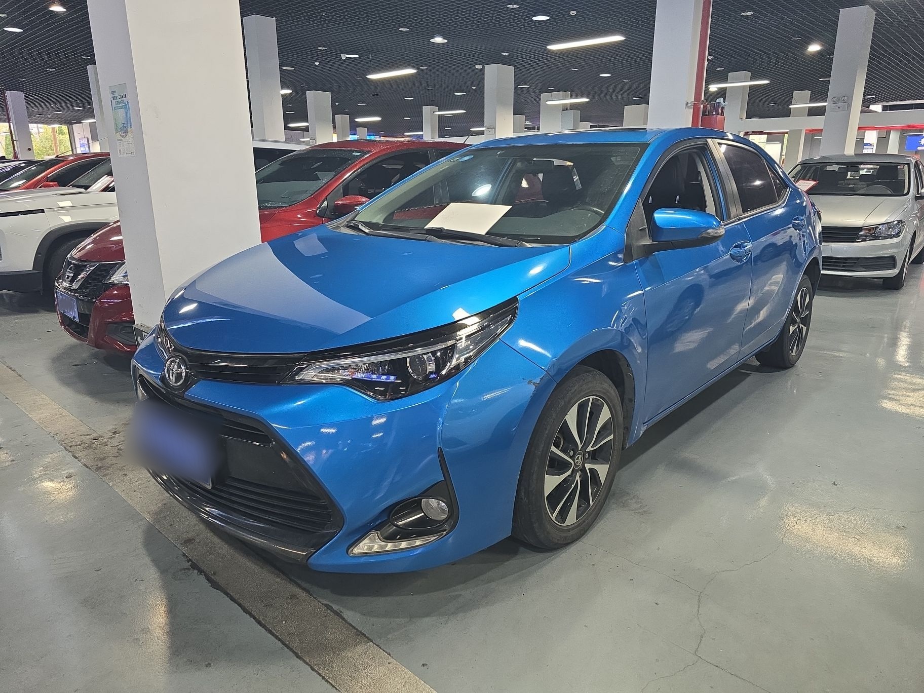 تحت مقدمة السيارة