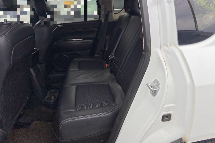 Used Jeep Compass 2013 2.4L four-wheel-drive sport version Left Rear Seat