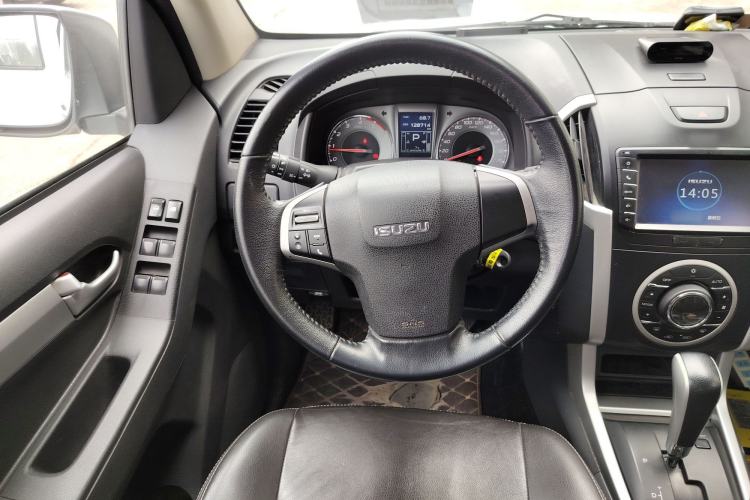 Used Isuzu D-MAX 2015 2.5T Four-Wheel Drive Automatic Ultra-Luxury Version 4JK1 Steering Wheel