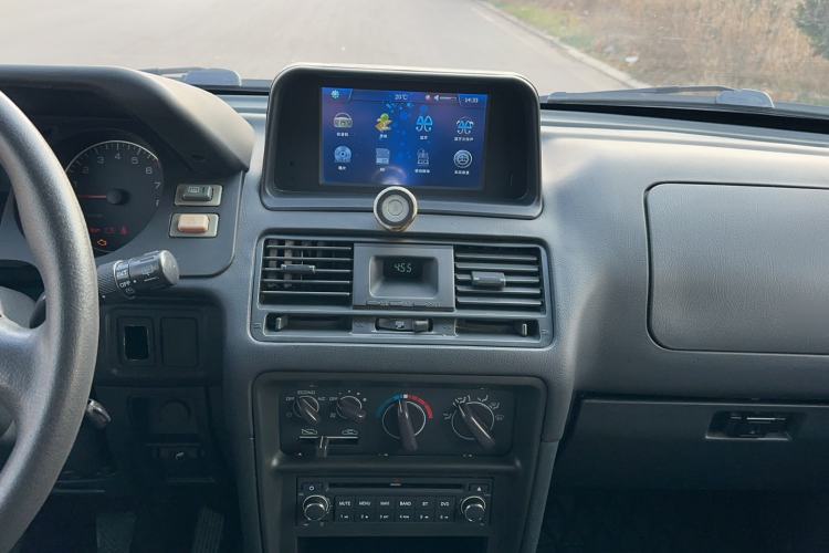 Used Leopaard Q6 2014 2.4L Two-Wheel Drive Version
