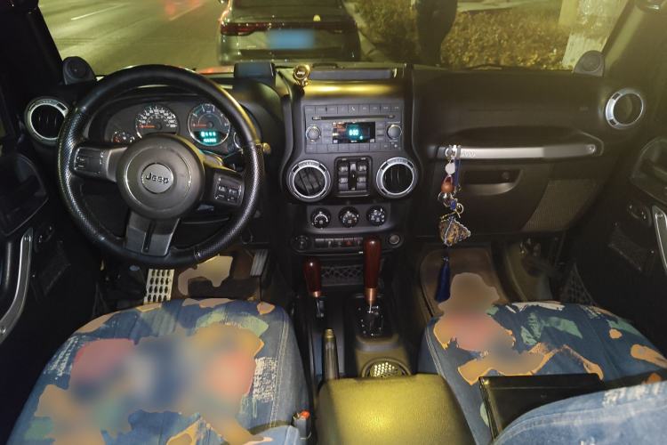 Used Jeep Wrangler 2014 2.8TD Sahara Four-Door Edition Center Console