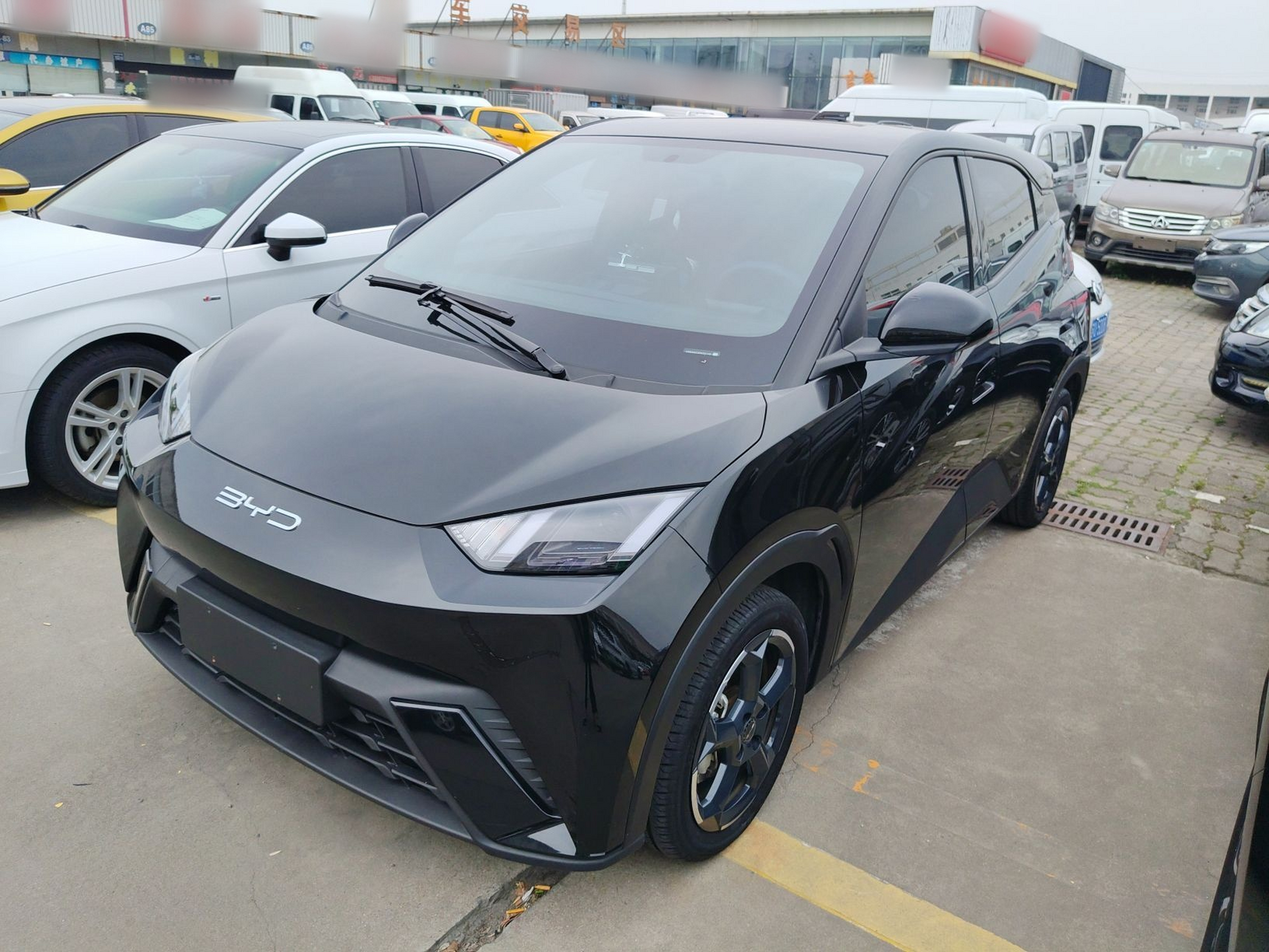 Под передней частью автомобиля