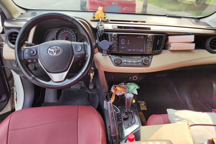 Used Toyota RAV4 2015 2.0L CVT Two-Wheel Drive Fashion Edition Center Console