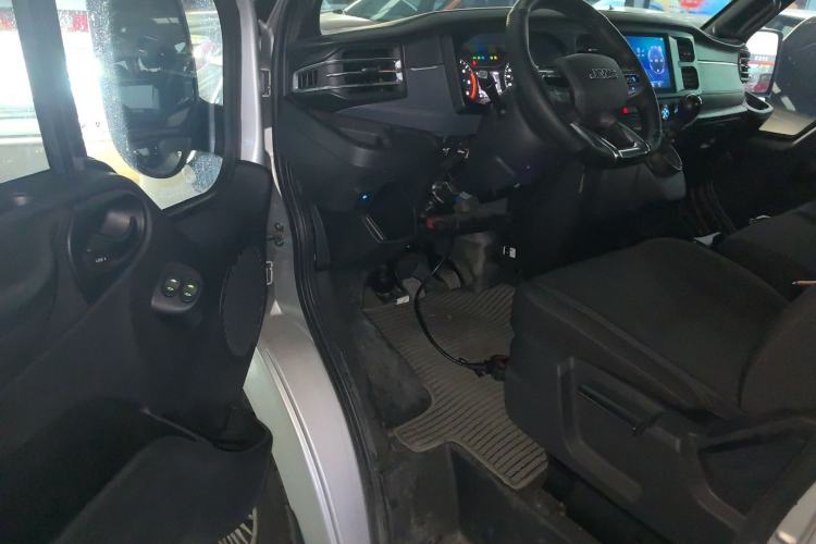 Used JMC Fushun 2023 2.0T Automatic Short-Wheelbase Low-Roof Commercial & Multi-Purpose Passenger Vehicle 6 Seats with Lift-Up Tailgate
