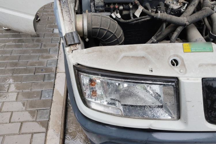 Used Iveco Daily 2021 2.8T V35 VAN厢式 Delivery Van 3-Seater Short Wheelbase Mid-Roof Design with Dual Tires and Side Sliding Doors
