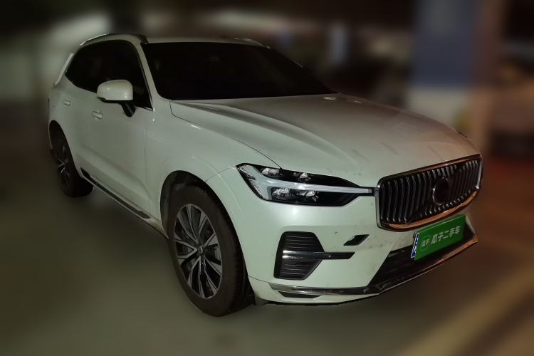 Used Volvo XC60 2024 B5 4x4 Smart Luxury Edition Front Right 45 Deg