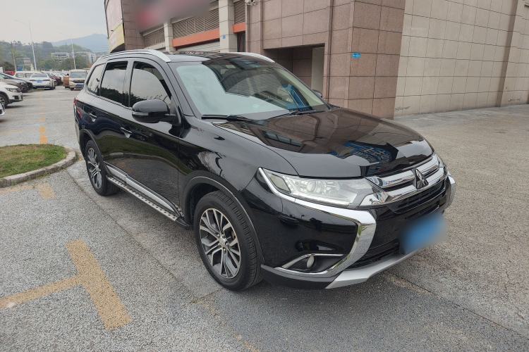 Used Mitsubishi Outlander 2018 2.0L Two-Wheel Drive Glory Edition 5 Seats Front Right 45 Deg