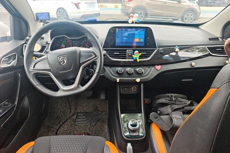 Used Baojun 310 2017 1.5L Automatic Fashion Model Center Console