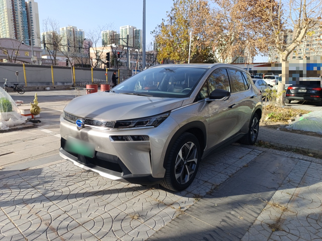 Под передней частью автомобиля