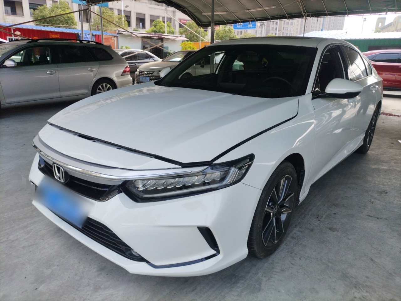 تحت مقدمة السيارة